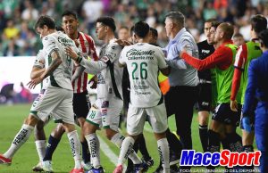 SUSPENDEN TRES JUEGOS AL TÉCNICO DE CHIVAS TRAS PATEAR A JAMES