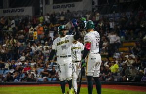 BRAVOS BLANQUEA A PERICOS EN EL PRIMER JUEGO